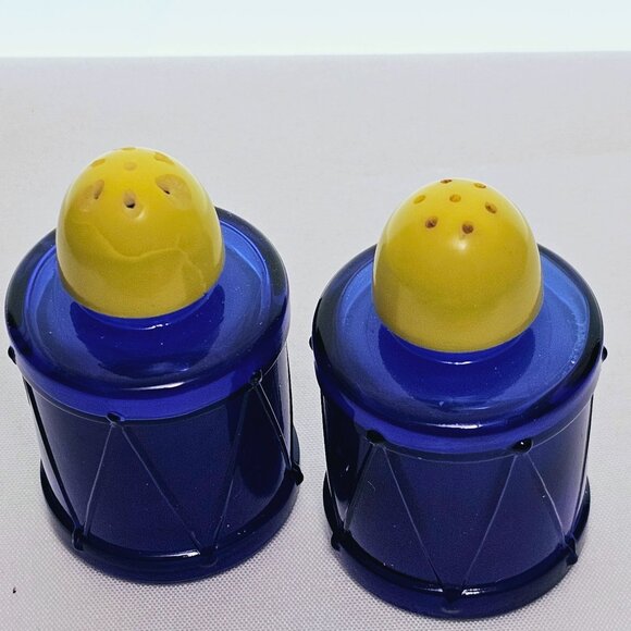 Hazel Atlas Drums Salt Pepper Shakers Cobalt Glass blue 3" yellow lid vtg - Picture 4 of 8